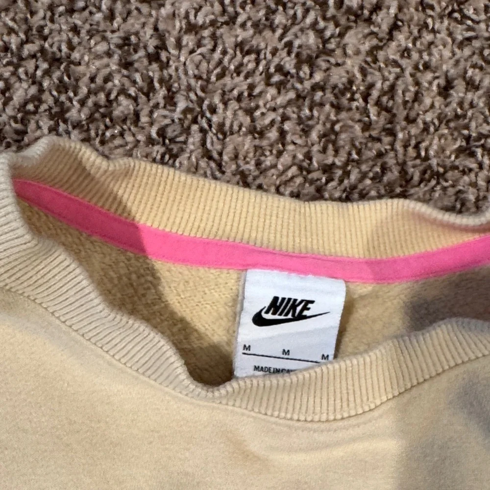 Nike Women’s Light Yellow Crewneck Size M